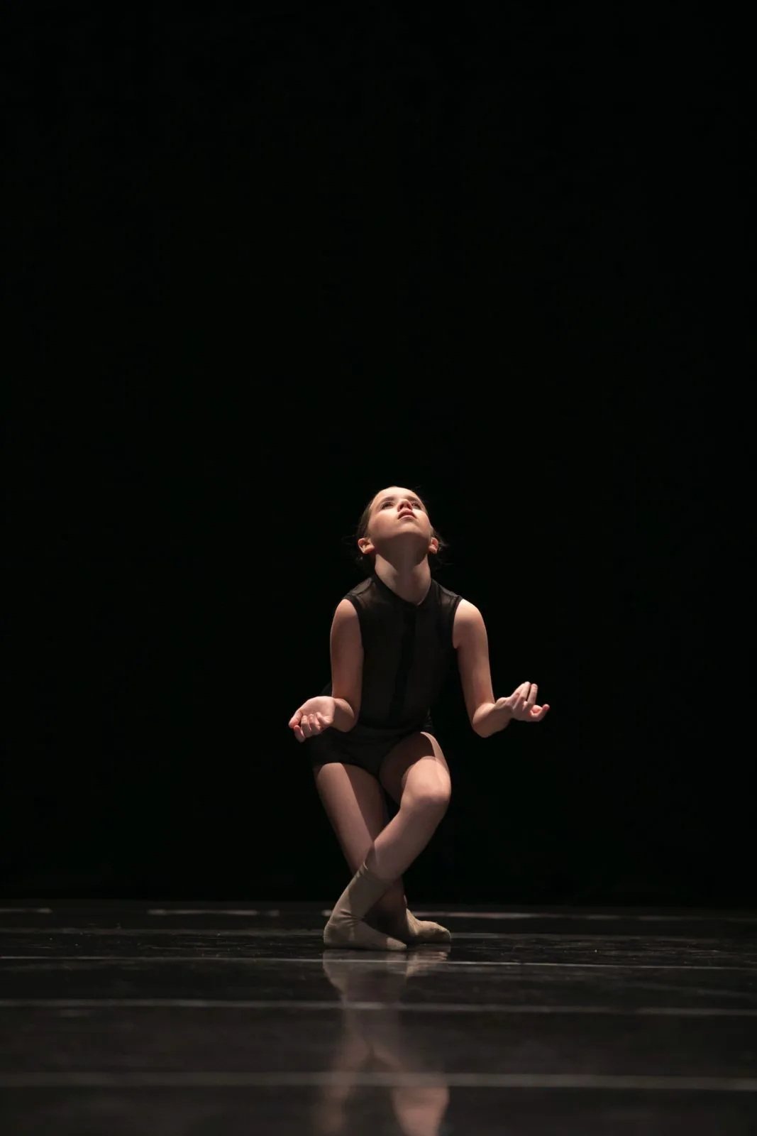 Alumna de Q·arts sola a l'escenari durant una coreografia de concurs