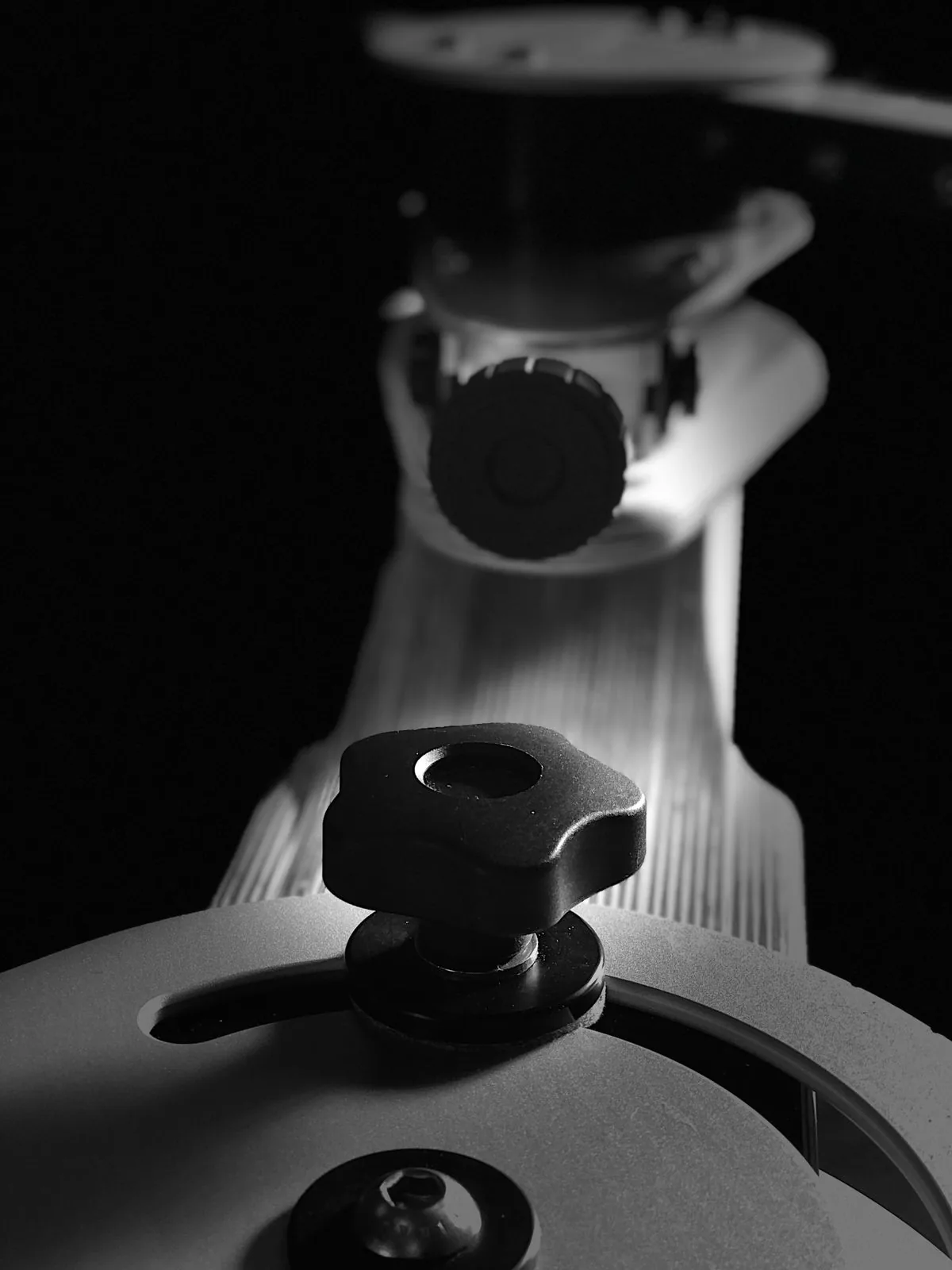Detall en blanc i negre d'una màquina de Gyrotonic® de la sala