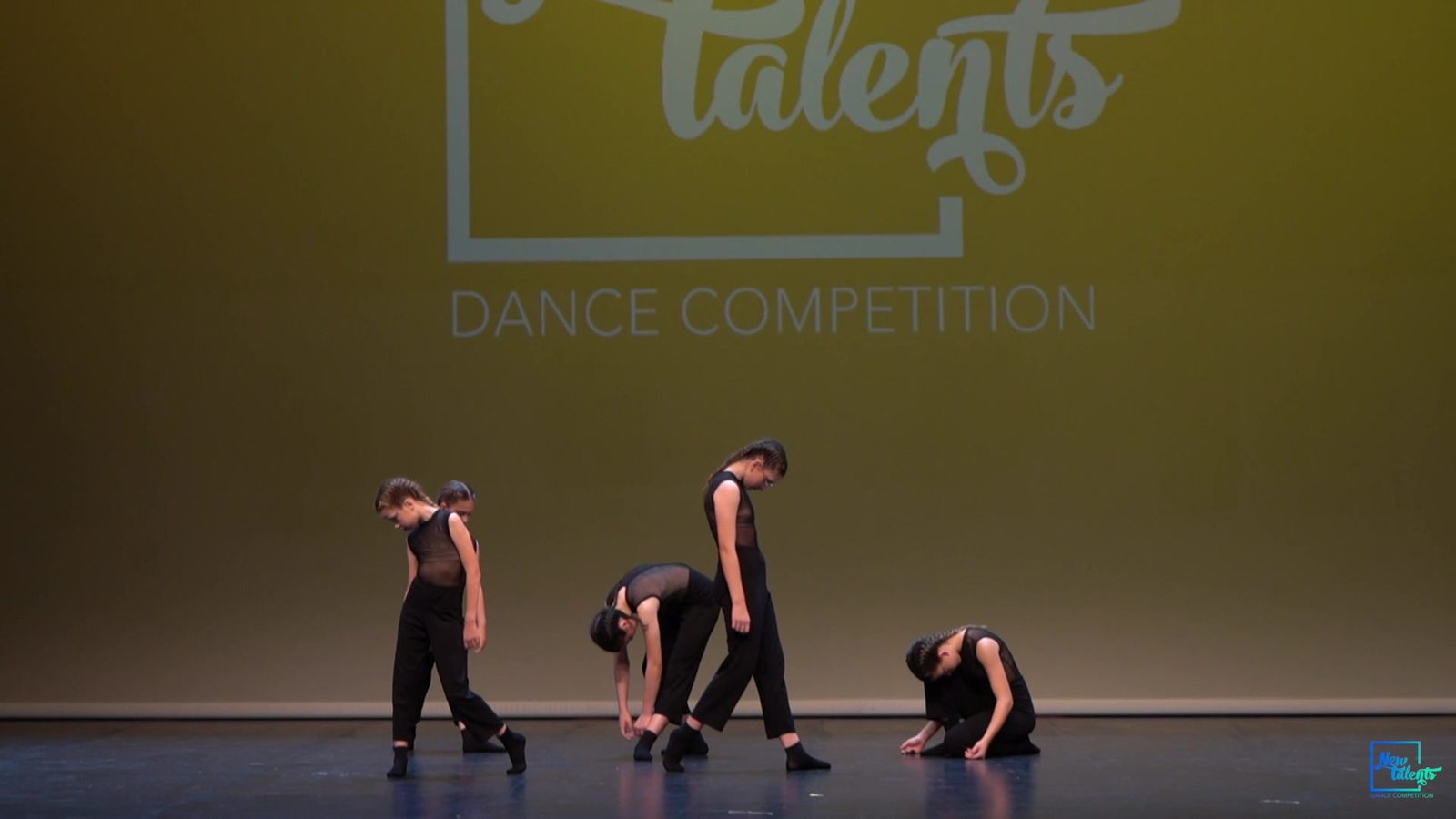 Grup de Q·arts sobre l'escenari en una competició de dansa